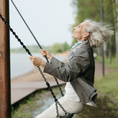 Frau auf Schaukel